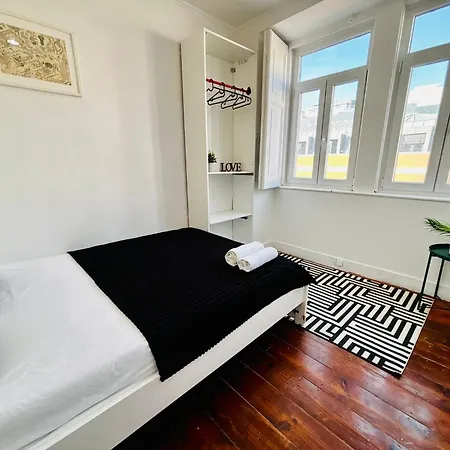 Standard Marques De Pombal, Hostel Lizbona