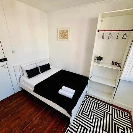 Standard Marques De Pombal, Hostel Lizbona